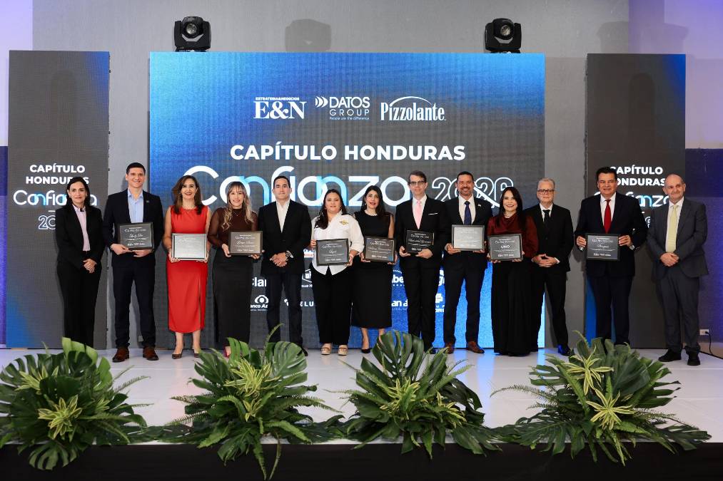 Líderes empresariales de Honduras recibieron reconocimientos como Doble Confianza y Empresas líderes de Alta Confianza. Fotos Yoseph Amaya y Moisés Valenzuela.