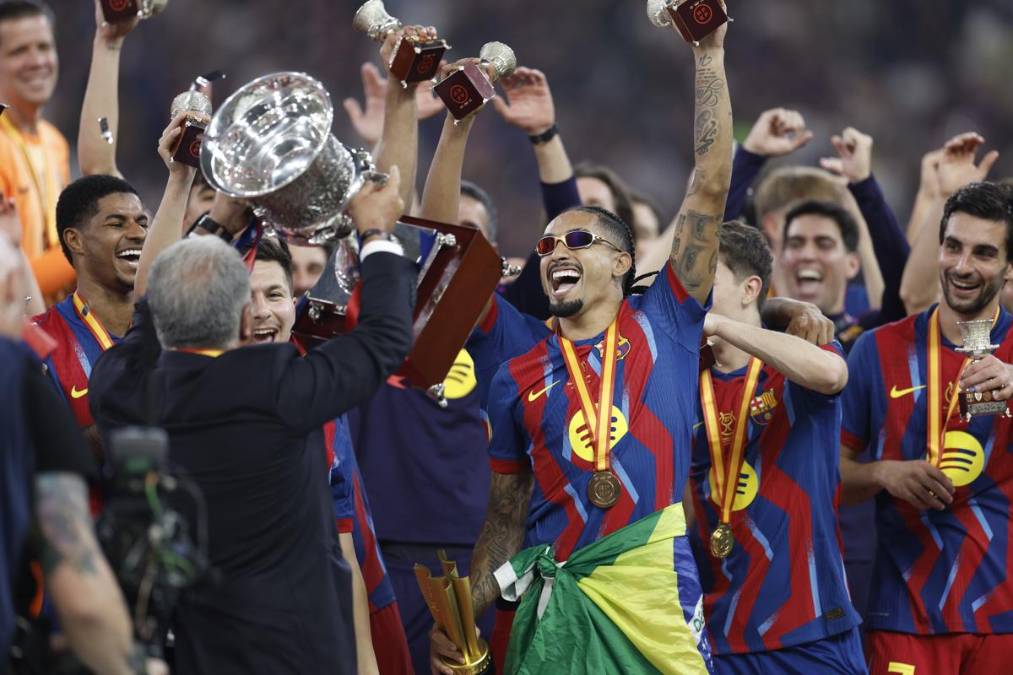 <i>Los jugadores del FC Barcelona celebran con el presidente blaugrana, Joan Laporta, su victoria a la finalización del encuentro de la final de la Supercopa de España que han disputado FC Barcelona y Real Madrid, este domingo en el estadio Ciudad Deportiva del Rey Abdalá de Yeda (Arabia Saudí). EFE/ Kai Försterling</i>