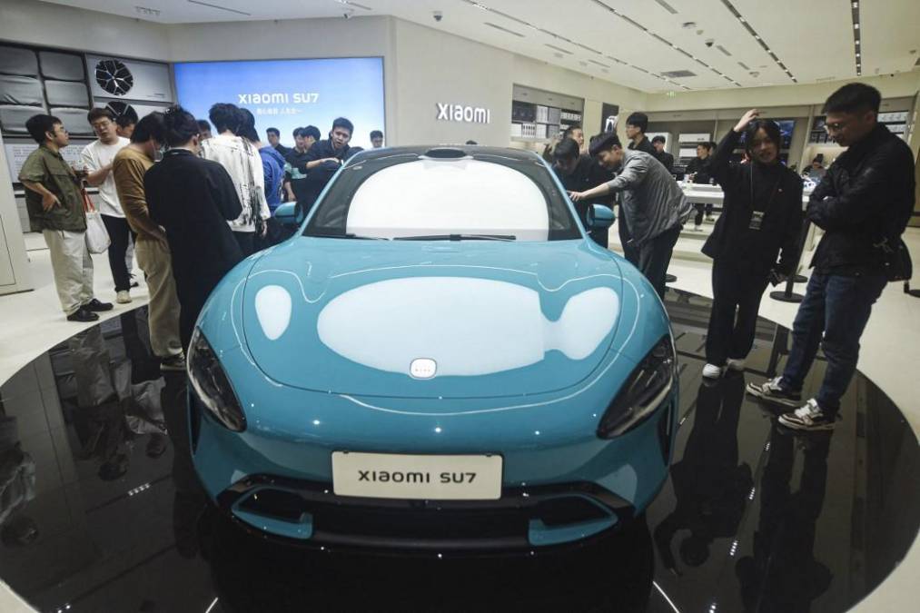 <i>El primer automóvil eléctrico del fabricante chino de teléfonos inteligentes Xiaomi, el modelo Xiaomi SU7. El lanzamiento del SU7 se produce pocos días después de que BYD, el mayor vendedor mundial de vehículos eléctricos que se está expandiendo al sudeste asiático, América Latina y Europa, anunciara beneficios anuales récord. (Foto de AFP) / China</i>