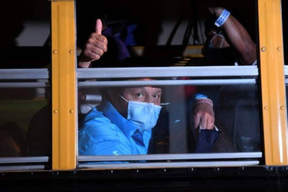 Un migrante deportado de Estados Unidos usa una mascarilla preventiva contra el coronavirus COVID-19 tras aterrizar en la Base Militar en Ciudad de Guatemala. (Foto Johan ORDONEZ / AFP)
