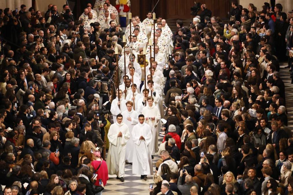 <i> Los clérigos caminan entre los asistentes a la primera misa abierta al público en la catedral de Notre Dame de París en París, Francia, el 08 de diciembre de 2024. EFE/EPA/MOHAMMED BADRA</i>