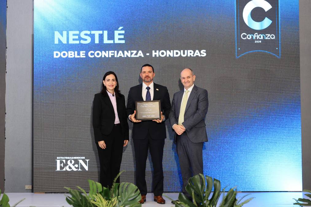 Nestlé, Doble Confianza Honduras. Recibe reconocimiento Huáscar Beltré, Director General Nestlé Honduras.