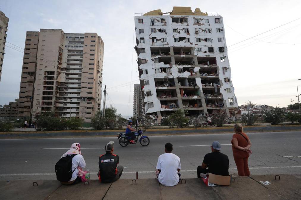 Residentes observan uno de los bloques de viviendas dañados por los terremotos, en la localidad de Catia La Mar, en el estado costero de La Guaira (Venezuela) este jueves. El Caribe venezolano fue sacudido este miércoles por dos fuertes terremotos con apenas 39 segundos de diferencia, de magnitud 7,2 y 7,5, respectivamente, según informó el sistema oficial de alerta de tsunamis de Estados Unidos. EFE/ Ronald Pena R.