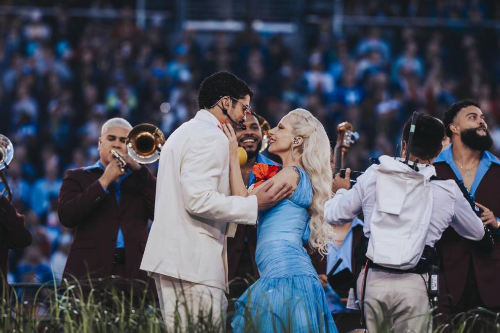 <i>La expectativa de ver al reggaetonero puertorriqueño se transformó en asombro cuando, en su lugar, irrumpió por sorpresa la estrella estadounidense Lady Gaga. Ataviada con un impecable traje azul y escoltada por una orquesta tropical, la cantante tomó el control del espectáculo para cantar 'Die With a Smile', junto a una banda de salsa. EFE/Acoustyle </i>