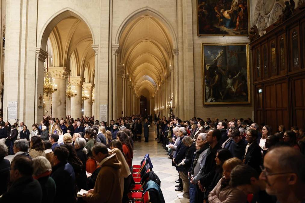 <i>La primera misa abierta al público en la catedral de Notre Dame de París, en París (Francia), el 08 de diciembre de 2024. EFE/EPA/MOHAMMED BADRA</i>