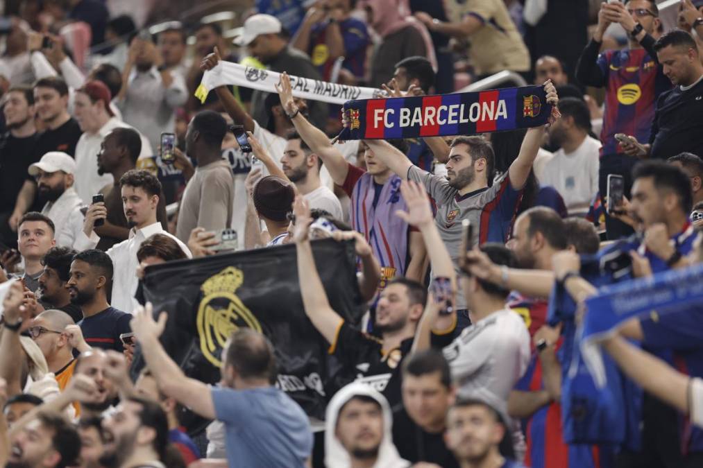 <i>Aficionados del Real Madrid y del FC Barcelona animan antes de la final de la Supercopa de España entre el FC Barcelona y el Real Madrid, este domingo en el estadio Ciudad Deportiva del Rey Abdalá de Yeda (Arabia Saudí). EFE/ Kai Försterling</i>
