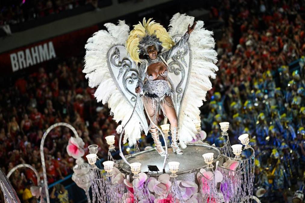 El carnaval hace vibrar el Sambódromo de Rio