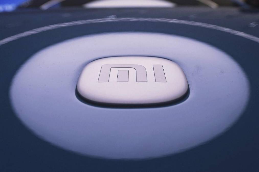 <i>El logotipo del fabricante chino de teléfonos inteligentes Xiaomi se ve en un modelo Xiaomi SU7 en una tienda en Hangzhou, en la provincia de Zhejiang, en el este de China, el 25 de marzo de 2024. (Foto de AFP) / China </i>