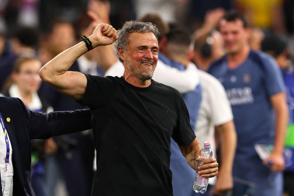 <i>El entrenado del PSG Luis Enrique tras el partido de la Liga de Campeones UEFA entre Paris Saint-Germain y Arsenal en el estadio Puskas Arena en Budapest, Hungría. EFE/EPA/ANNA SZILAGYI</i>