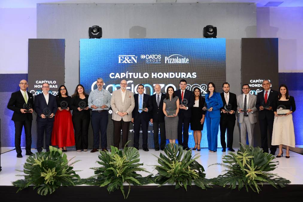 En la fotografía el primer grupo de reconocidos en el evento Gira de la Confianza, capítulo Honduras. En la II Cumbre Regional de Confianza 2026 desarrollada en la ciudad de Guatemala también se reconocieron como Triple Confianza Honduras a: Banco Atlántida, Farmacia Simán y Espresso Americano. BAC también recibió el reconocimiento Huella Regional. Fotos Yoseph Amaya / Moisés Valenzuela