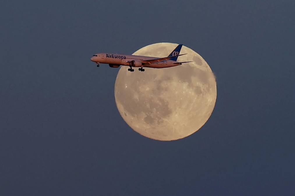 <i>MADRID, 06/10/2025.- Primera luna llena del otoño astronómico "Luna de la cosecha". EFE/Chema Moya</i>