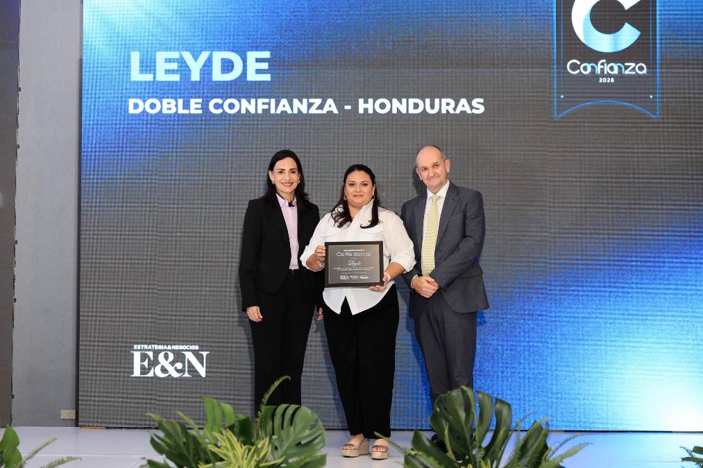 Leyde, Doble Confianza Honduras. Recibe reconocimiento Betzaida Ruiz de Collier, Jefa de Mercadeo y Publicidad. 