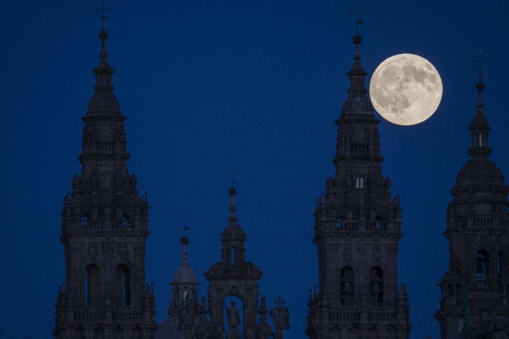 FOTODELDIA SANTIAGO DE COMPOSTELA, 06/10/2025.- La luna llena sale sobre la catedral de Santiago, hoy lunes. La primera luna llena del otoño astronómico recibe el nombre de "Luna de la cosecha" o "del cazador". EFE/Lavandeira jr
