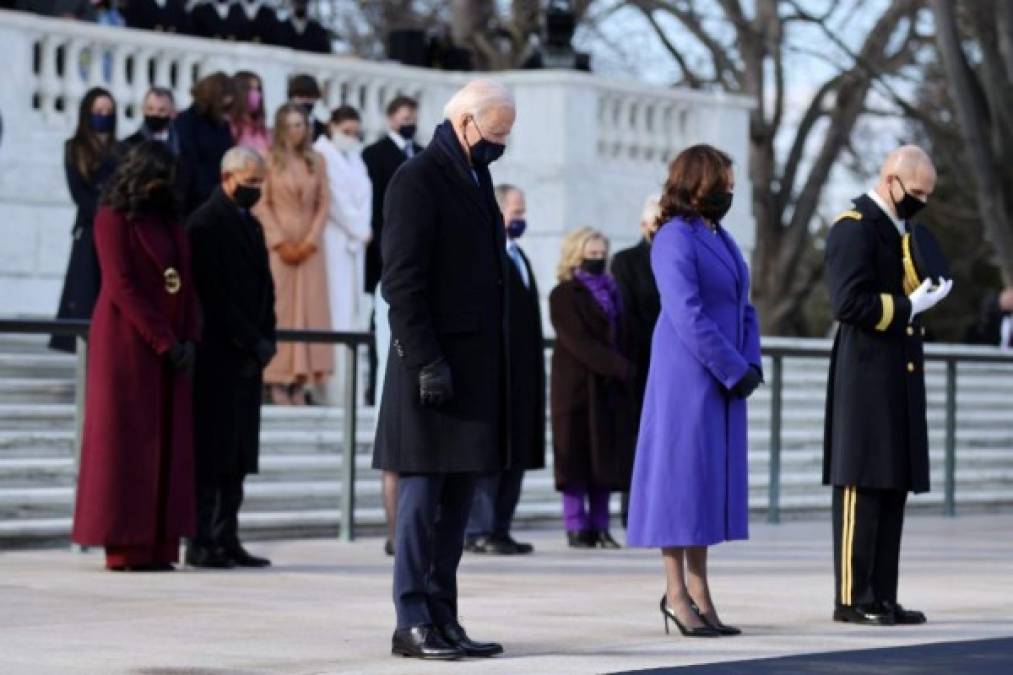 Joe Biden y Kamala Harris en las escalinatas del Capitolio. FOTO AFP
