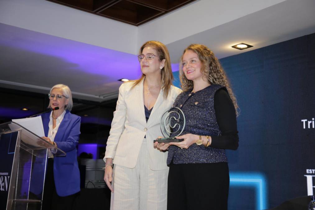 <i>Ericka Porta, gerente de asuntos corporativos y públicos de Nestlé, recibe reconocimiento.</i>