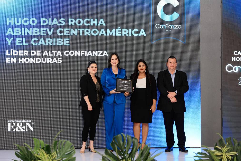  Hugo Dias Rocha, presidente de Cervecería Hondureña. Reciben en representación Milene Fernandez y Karina Lopez 