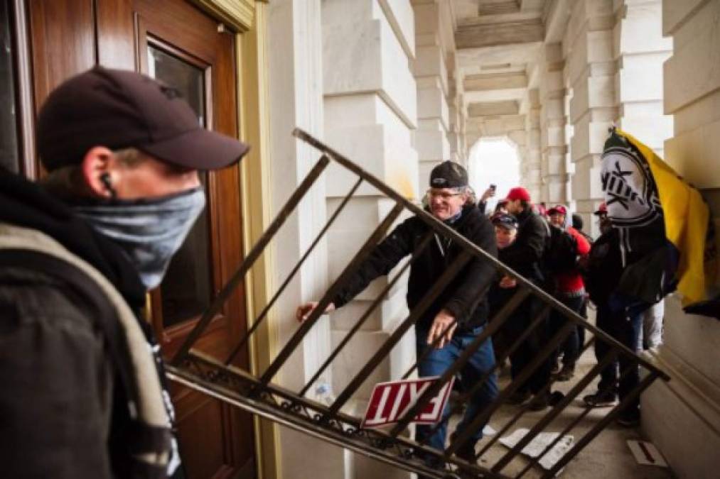Simpatizantes del presidente Trump desbloquean la entrada al Capitolio. Las autoridades han declarado el complejo del Capitolio como “seguro” después de que la policía pusiera fin a una ocupación violenta de casi cuatro horas por parte de simpatizantes del presidente de Estados Unidos, Donald Trump. <br/><br/>Jon Cherry/Getty Images/AFP