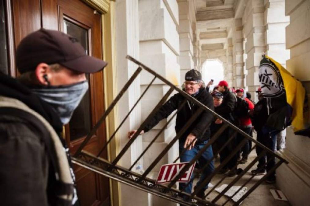 Armas, gritos y gas lacrimógeno en el Capitolio de EE.UU.