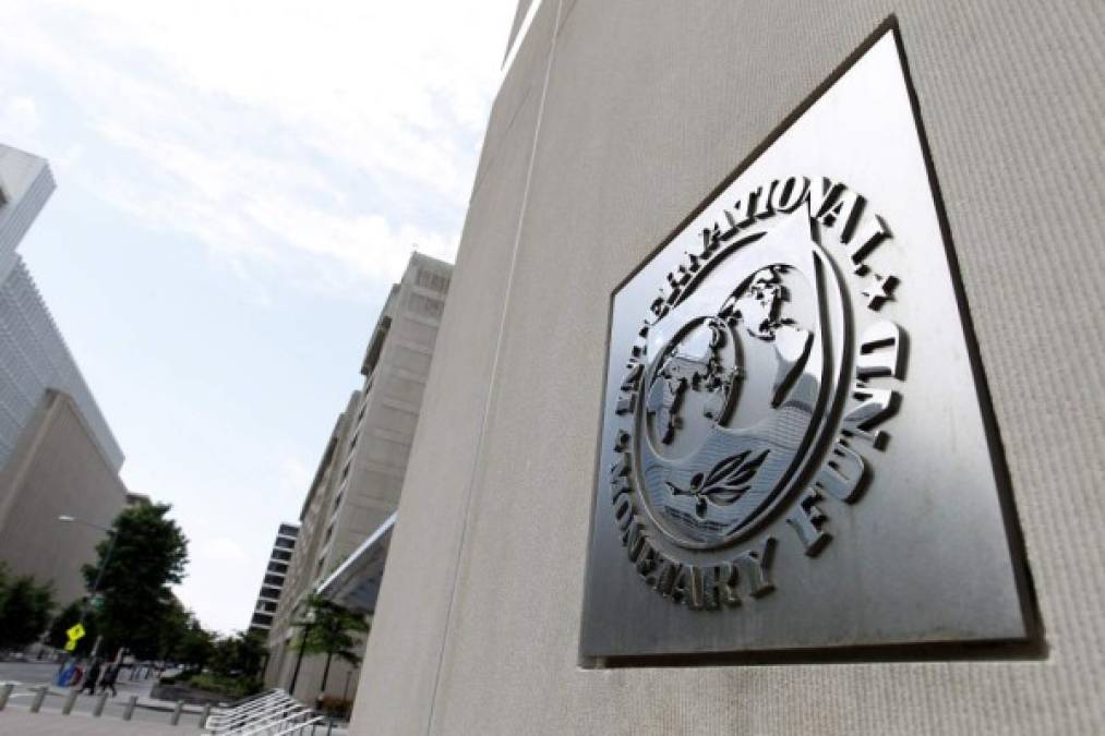 Grecia reabre bancos, hace pagos atrasados y sale del ‘default’