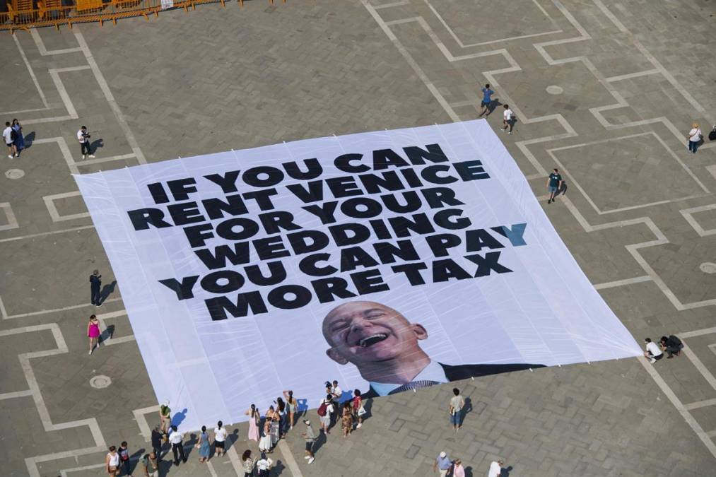 <i>La jornada del jueves, inicio de las celebraciones, estuvo marcada por protestas de grupos de activistas: desde manifestantes vestidos de novios con máscaras venecianas y pancartas contra el magnate estadounidense, hasta figuras de papel que caricaturizaban a Bezos.. (Protestas, Italia, Venecia) EFE/EPA/GREENPEACE </i>