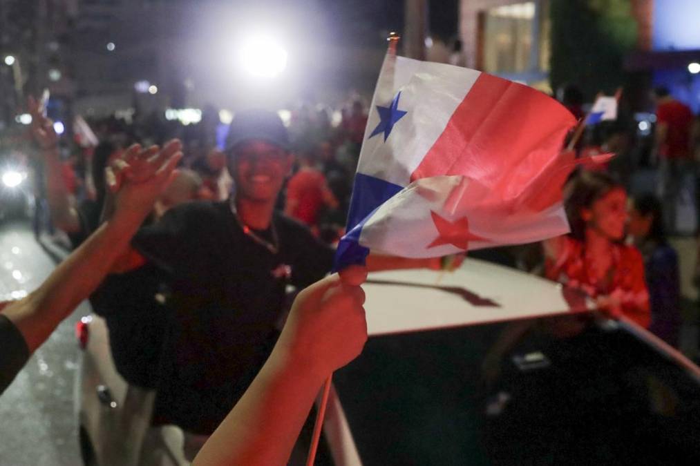 En el 45+2, Waterman provocó una falta en el área que derivó en penal. Dos minutos más tarde, Eric Davis convirtió desde los once metros para ampliar la ventaja a 2-0. EFE/ Carlos Lemos