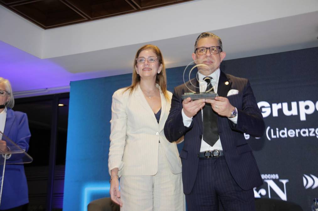<i>Nelson D Lima, Gerente General de Real InterContinental Guatemala , recibe el reconocimiento para Grupo Poma – Triple C </i>
