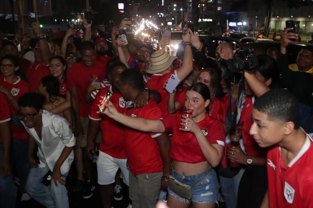 <i>Aficionados de Panamá celebran este martes en las calles de la capital la clasificación de la selección de fútbol de su país al Mundial de 2026. EFE/ Carlos Lemos</i>