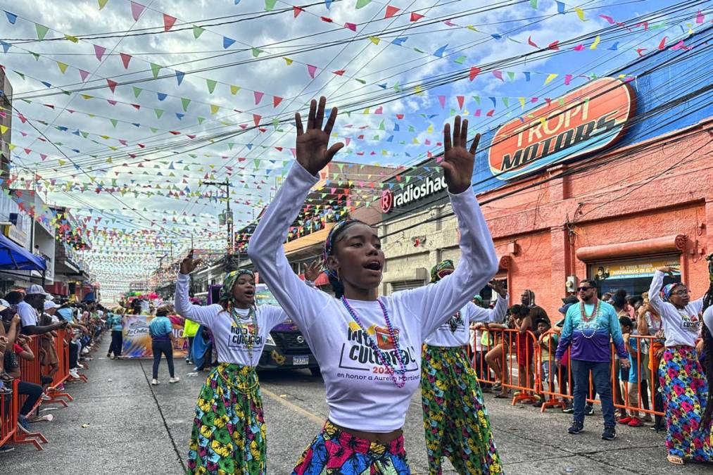 <i>Jóvenes de la etnia garifuna participan en un desfile durante el 'Carnaval Internacional de la Amistad', este sábado en la ciudad de la Ceiba (Honduras). Miles de hondureños se han dado cita en la ciudad de La Ceiba, Caribe, para participar en el 'Carnaval Internacional de la Amistad', una fiesta popular cuyos antecedentes se remontan a 1917 y que durante muchos años, desde 1929, se conoció como la 'Feria Isidra'. EFE/ Cesar Funes</i>