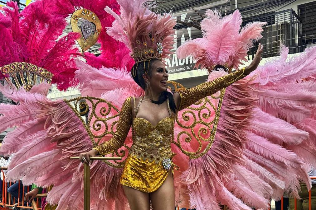 <i>Una mujer participa en un desfile durante el 'Carnaval Internacional de la Amistad', este sábado en la ciudad de la Ceiba (Honduras). Miles de hondureños se han dado cita en la ciudad de La Ceiba, Caribe, para participar en el 'Carnaval Internacional de la Amistad', una fiesta popular cuyos antecedentes se remontan a 1917 y que durante muchos años, desde 1929, se conoció como la 'Feria Isidra'. EFE/ Cesar Funes</i>