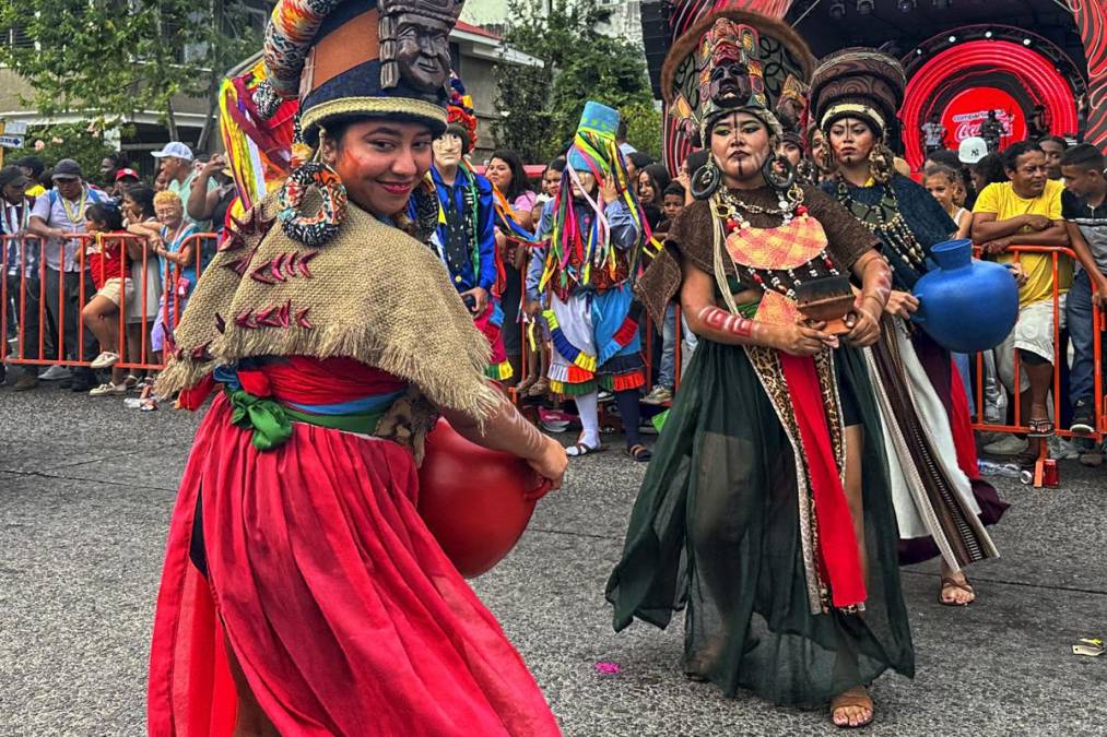 <i>Mujeres personifican a indígenas Mayas durante el 'Carnaval Internacional de la Amistad', este sábado en la ciudad de la Ceiba (Honduras). Miles de hondureños se han dado cita en la ciudad de La Ceiba, Caribe, para participar en el 'Carnaval Internacional de la Amistad', una fiesta popular cuyos antecedentes se remontan a 1917 y que durante muchos años, desde 1929, se conoció como la 'Feria Isidra'. EFE/ Cesar Funez</i>