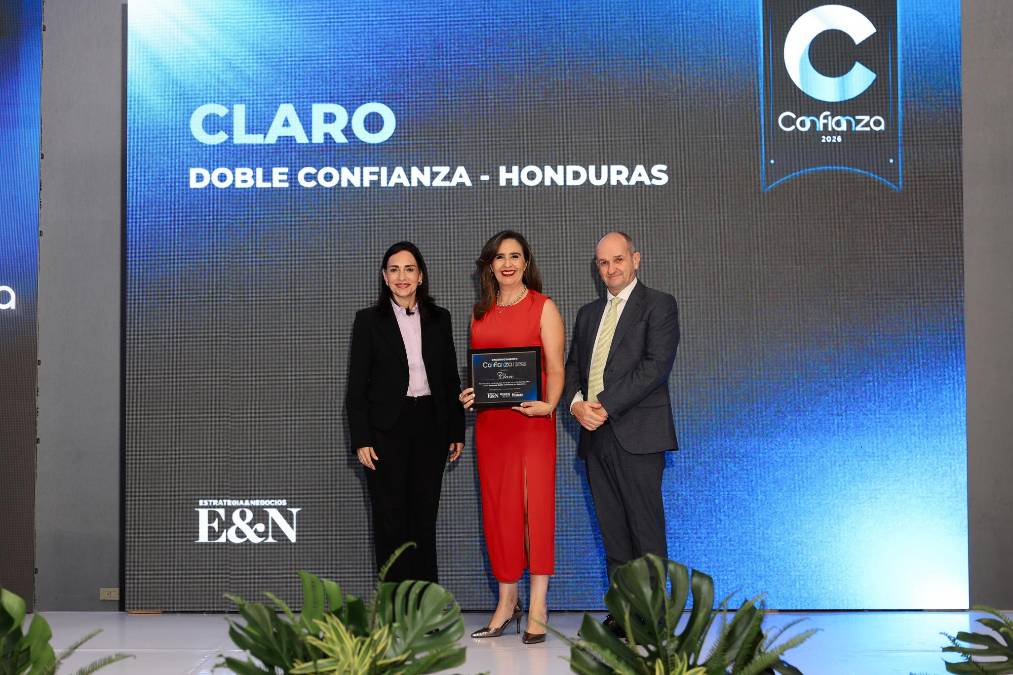 Claro, Doble Confianza Honduras. Recibe reconocimiento Nidia Rodríguez, Asuntos corporativos de Claro Honduras. 