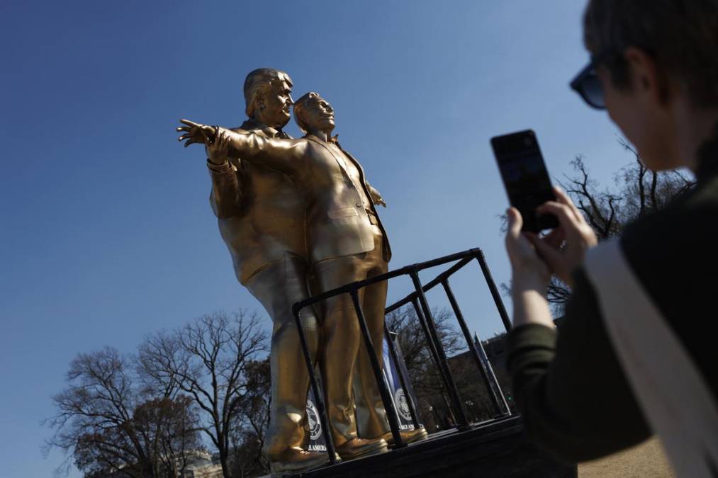 <i>Una placa en el lateral da detalles de la estatua que representa al fallecido delincuente sexual convicto Jeffrey Epstein y al presidente estadounidense Donald Trump en una pose al estilo "Titanic", se exhibe en el National Mall, Washington, EE. UU., el 10 de marzo de 2026. EFE/EPA/WILL OLIVER</i>