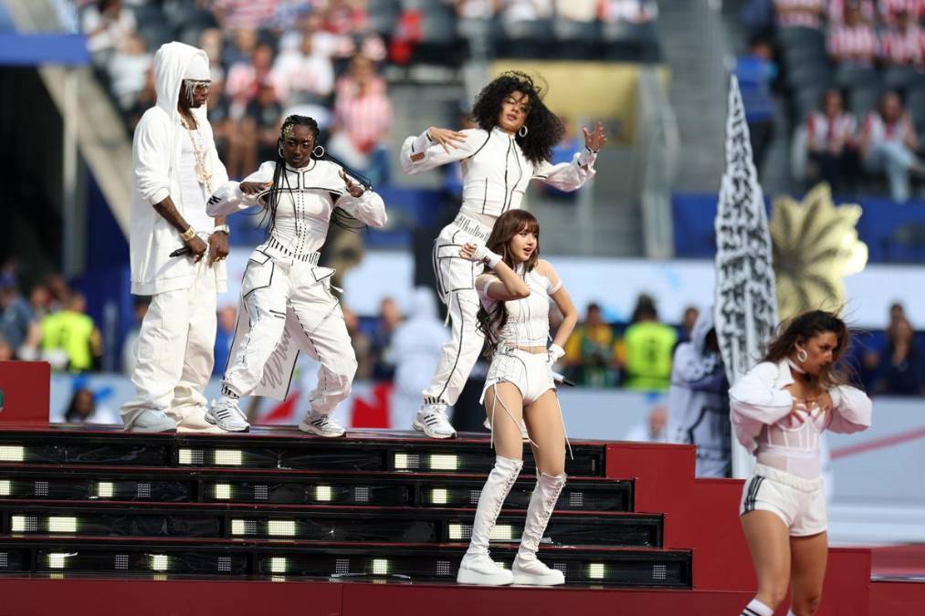 <i>La cantante tailandesa Lisa (2-D) y la cantante nigeriana Rema (I) actúan durante el espectáculo previo al partido de la fase de grupos de la Copa Mundial de la FIFA 2026 entre Estados Unidos y Paraguay, en Los Ángeles, California, EE. UU., el 12 de junio de 2026. EFE/EPA/CHRISTOPHER TORRES</i>