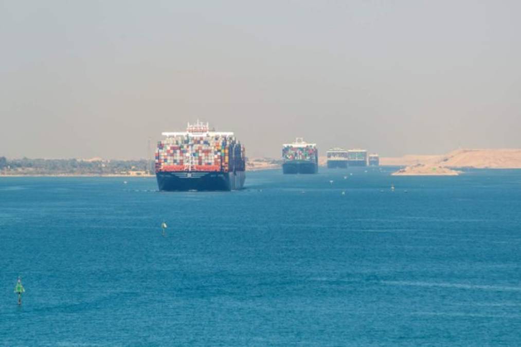 Precios del petróleo suben más de 4% por fracaso en intento para desbloquear Canal de Suez