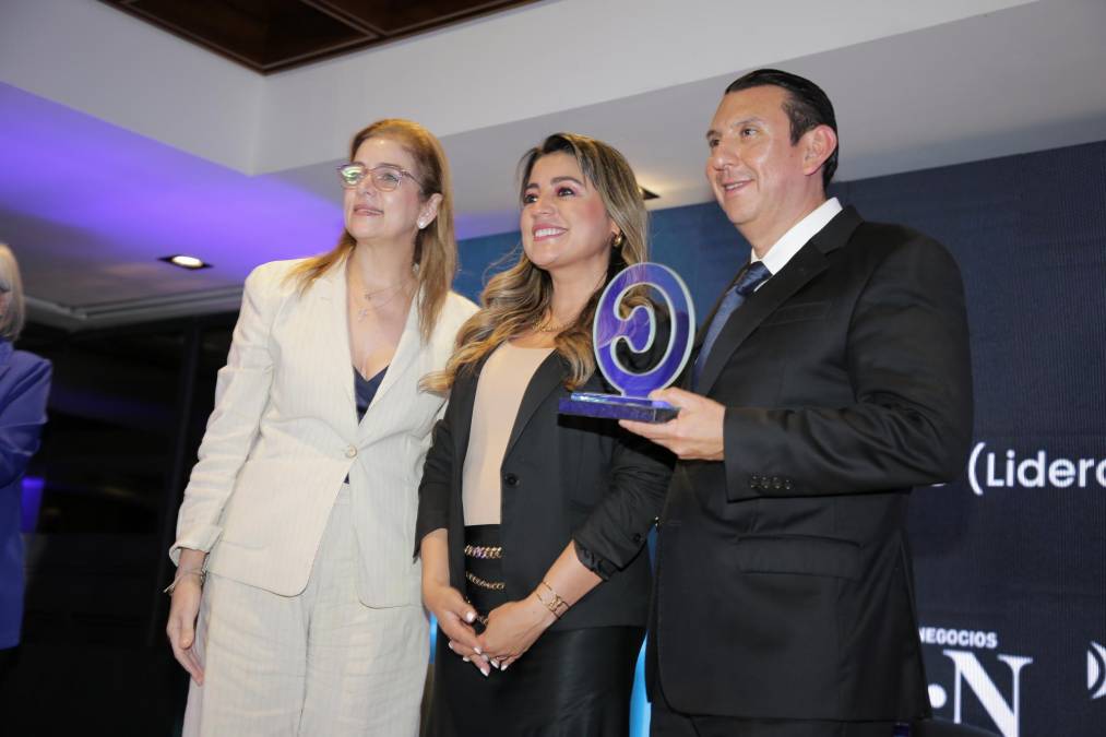 <i>Marvin Martínez, Vicepresidente B2C de Tigo y Jamie Moreno Directora de Marketing de Tigo, reciben reconocimiento.</i>