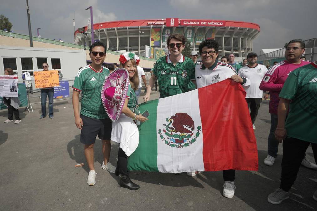 <i>Aficionados animan previo a la inauguración del Mundial de la FIFA 2026 este jueves, en el estadio de Ciudad de México (México). EFE/Isaac Esquivel</i>