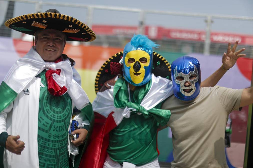 Aficionados animan previo a la inauguración del Mundial de la FIFA 2026 este jueves, en el estadio Ciudad de México (México). EFE/Isaac Esquivel