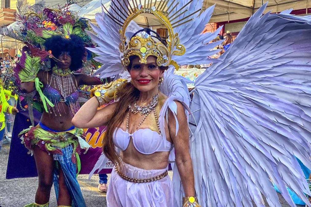 <i>Una mujer participa en un desfile durante el 'Carnaval Internacional de la Amistad', este sábado en la ciudad de la Ceiba (Honduras). Miles de hondureños se han dado cita en la ciudad de La Ceiba, Caribe, para participar en el 'Carnaval Internacional de la Amistad', una fiesta popular cuyos antecedentes se remontan a 1917 y que durante muchos años, desde 1929, se conoció como la 'Feria Isidra'. EFE/ Cesar Funes</i>
