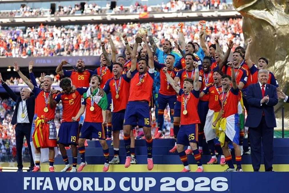 El presidente de EE. UU., Donald Trump (dcha.), aplaude mientras España celebra la victoria en la final de la Copa Mundial de la FIFA 2026 contra Argentina, en Nueva Jersey, EE. UU., el 19 de julio de 2026. EFE/EPA/CHRISTOPHER NEUNDORF