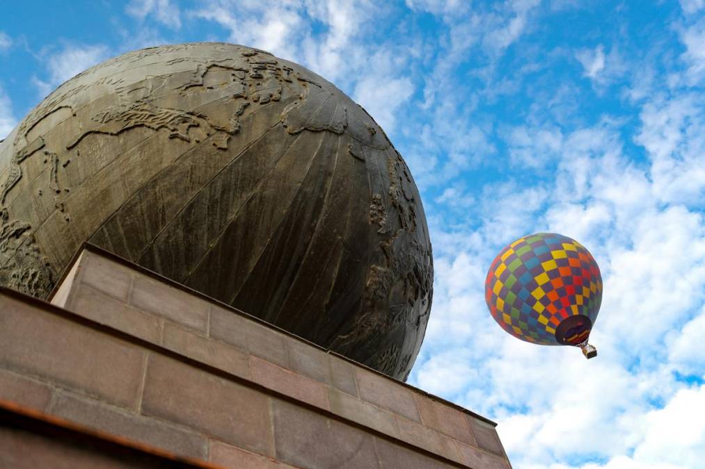 <i>Las tripulaciones que capitanean los globos son de Ecuador, Brasil y México. Uno de los pilotos es el mexicano Mario César Orozco, que tiene a su cargo el globo número ocho, llamado 'Uvas', que llegó desde la ciudad de León</i>