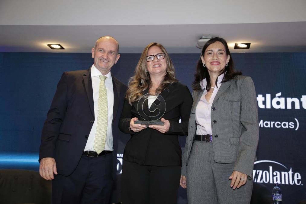 <i>Raquel Meléndez recibe reconocimiento por Grupo Financiero Atlántida - Triple C (Entrega Lizza Bobadilla E&amp;N y Luis Maturén) </i>