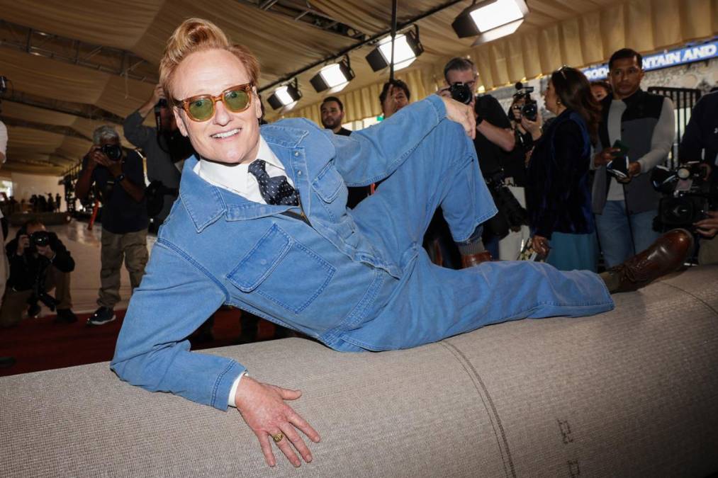 <i>El presentador de los Óscar, Conan O'Brien, posa para una foto tras desplegar la alfombra roja de la 98.ª ceremonia anual de los Premios de la Academia en el Dolby Theatre de Ovation Hollywood en Los Ángeles, California, EE. UU., el 11 de marzo de 2026. Los Óscar se entregarán el 15 de marzo de 2026 a los esfuerzos individuales o colectivos más destacados en la realización cinematográfica. EFE/EPA/CHRIS TORRES</i>