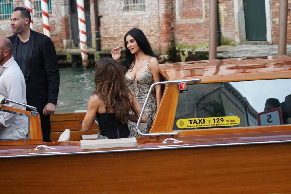 <i>Venecia (Italia), 26/06/2025.- La estrella estadounidense de telerrealidad Kim Kardashian (C) sale del Hotel Gritti Palace en Venecia, Italia, el 26 de junio de 2025, el mismo día en que comenzarán las celebraciones de la boda del fundador de Amazon, Jeff Bezos, y Lauren Sanchez. EFE/EPA/ANDREA MEROLA</i>