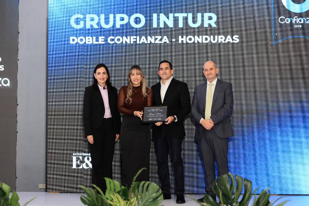 Grupo Intur, Doble Confianza Honduras. Reciben reconocimiento Rene Suazo, Gerente Operaciones Burger King - Zona Norte y Cindy Nolasco, Gerente Operaciones Dunkin - Zona Norte.