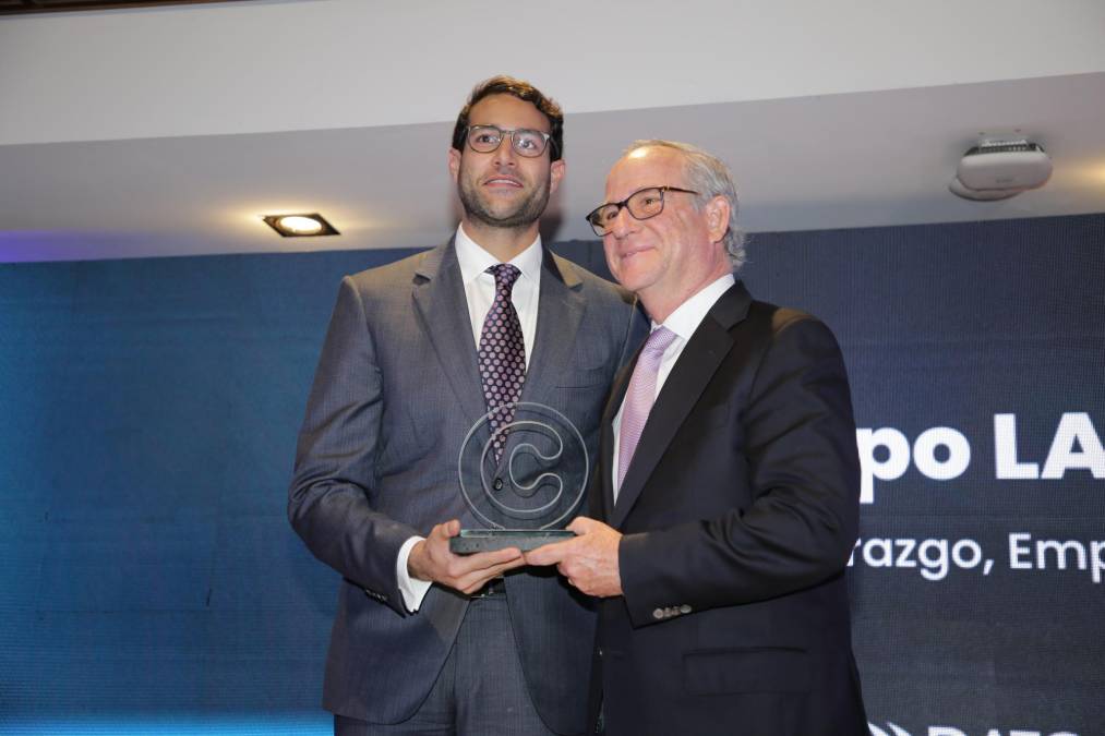 <i>Roberto Zamora, Presidente de Grupo LAFISE, recibe reconocimiento para Lafise como empresa - Triple C </i>