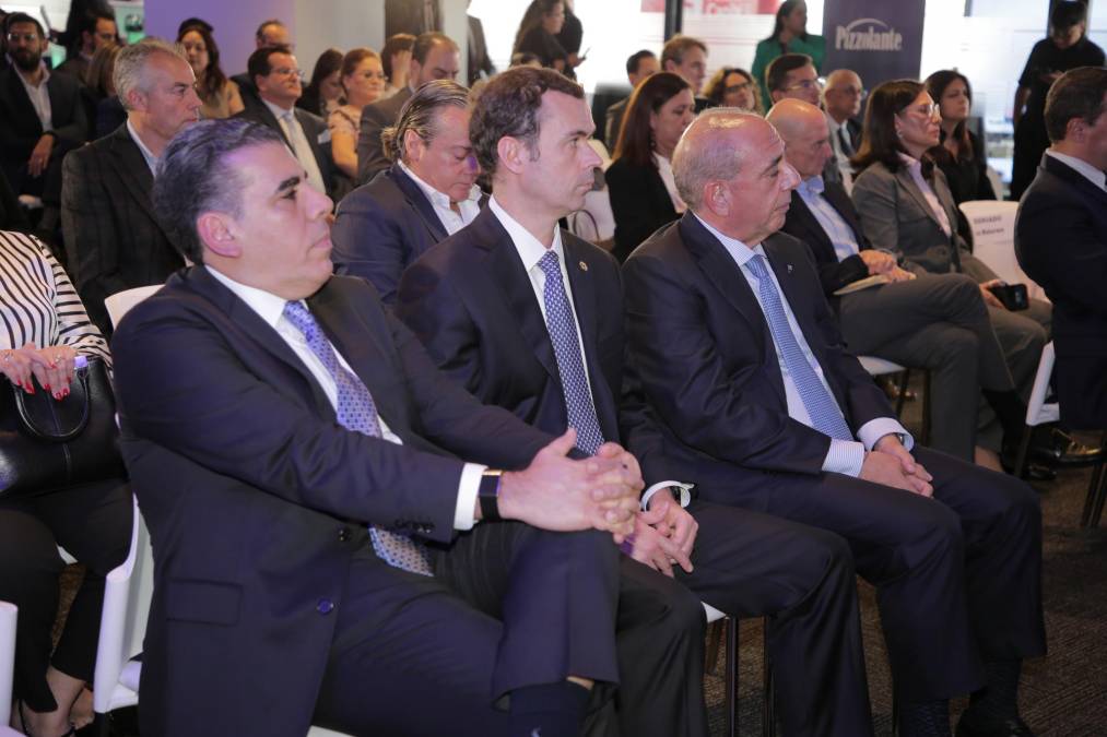 <i>Mario Faraj, Presidente Ejecutivo de DIUNSA; Roberto Lara, CEO de Castillo Hermanos; y Camilo Atala, presidente de Grupo FICOHSA, al frente del auditórium, donde más de 150 personas tomaron el tema Confianza, como eje central de la jornada. </i>