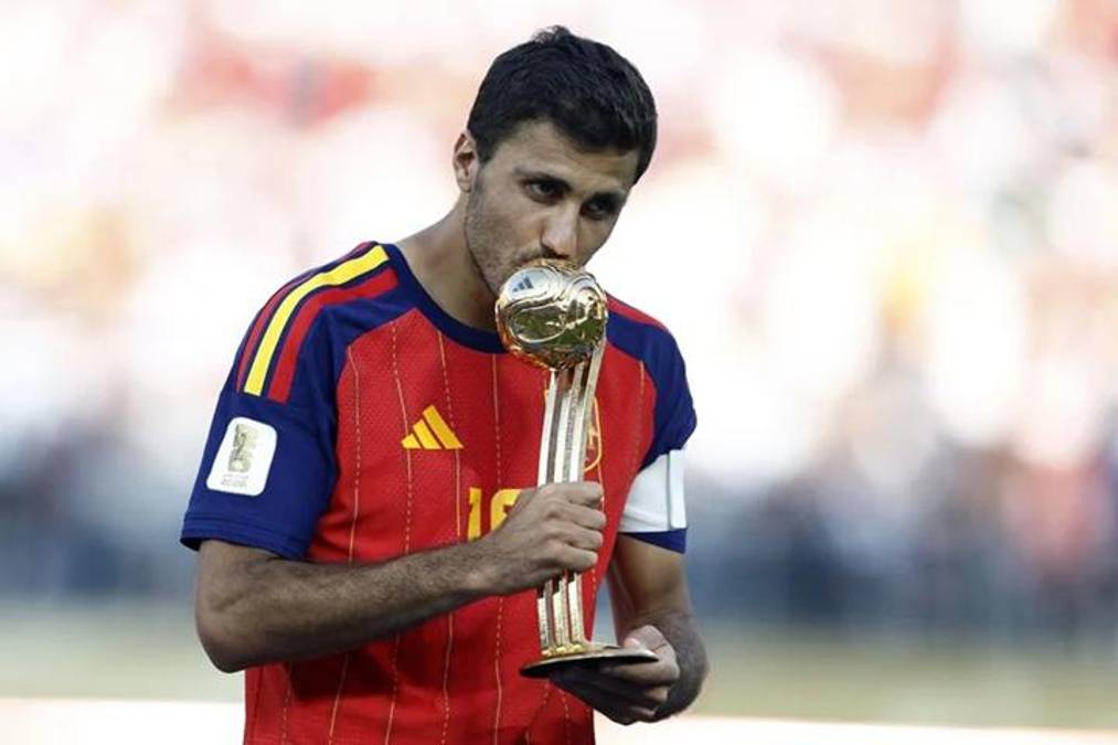 Rodri posa con el trofeo al mejor jugador del torneo durante la ceremonia de premiación tras la final de la Copa Mundial de la FIFA entre España y Argentina, en Nueva Jersey (Estados Unidos). EFE/EPA/Will Oliver