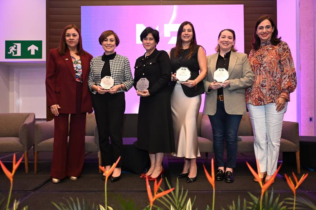 <i>En el primer Panel Magistral de la jornada titulado Mujeres Desafiantes en las Inversiones participaron de Marcela Castillo, Directora financiera de Castillo Hermanos/ Alimentos | Guatemala; Reina Irene Mejía, directora de Banca Privada para Centroamérica y Caribe de Citi; María Antonieta del Cid, directora del Consejo de Administración del BAM; y Gloriana Carballo, vicepresidenta de la Asociación Fintech de Centroamérica.</i>