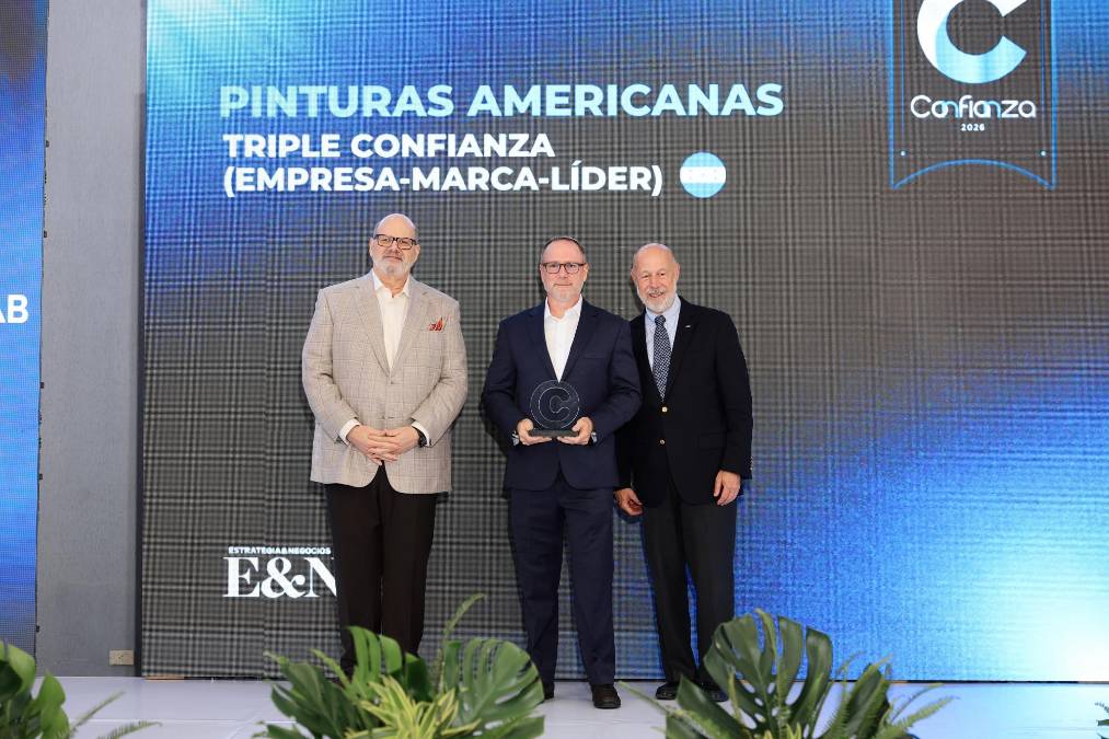 Pinturas Americanas, Triple Confianza Honduras. Recibe reconocimiento Allan Deware, CEO. 