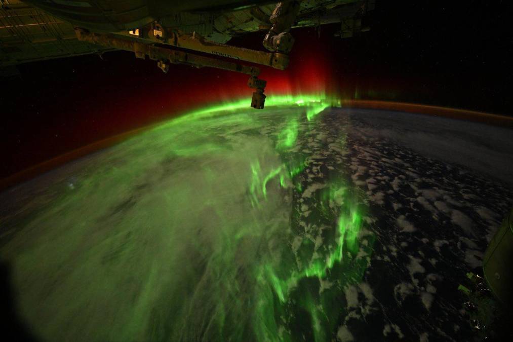 "Hay mucha actividad en este momento en la Estación Espacial, pero afortunadamente todos estamos a salvo y ayer presenciamos un despliegue espectacular de auroras australes gracias a un reciente evento solar", escribió la astronauta de la NASA Jessica Meir, en la red social X. EFE/ @Astro_Jessica